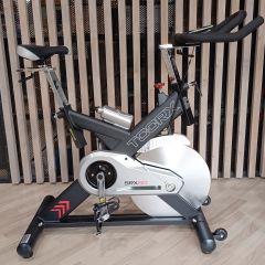 TOORX FITNESS - SRX 90 SPIN BIKE OTTHONI SPINNING KERÉKPÁR NYITOTT SZERKEZETTEL, PROFI EDZÉSEKHEZ, 24 KG LENDKERÉK - BEMUTATÓTERMI MODELL