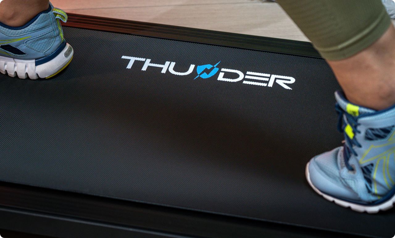 THUNDER - IDEA WALKING PAD - KOMPAKT GYALOGLÓPAD 6 KM/H VÉGSEBESSÉGGEL, 80 KG TESTSÚLYIG THUNDER - IDEA WALKING PAD - KOMPAKT GYALOGLÓPAD 6 KM/H VÉGSEBESSÉGGEL, 80 KG TESTSÚLYIG