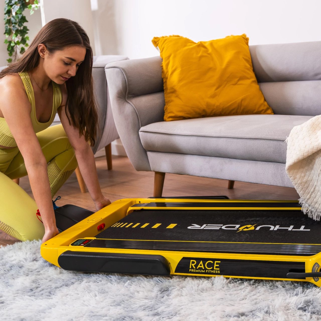 THUNDER - RACE - GOLD EDITION - KOMPAKT FUTÓPAD 14 KM/H VÉGSEBESSÉGGEL, 130 KG TESTSÚLYIG, ARANYSÁRGA-FEKETE THUNDER - RACE - GOLD EDITION - KOMPAKT FUTÓPAD 14 KM/H VÉGSEBESSÉGGEL, 130 KG TESTSÚLYIG, ARANYSÁRGA-FEKETE