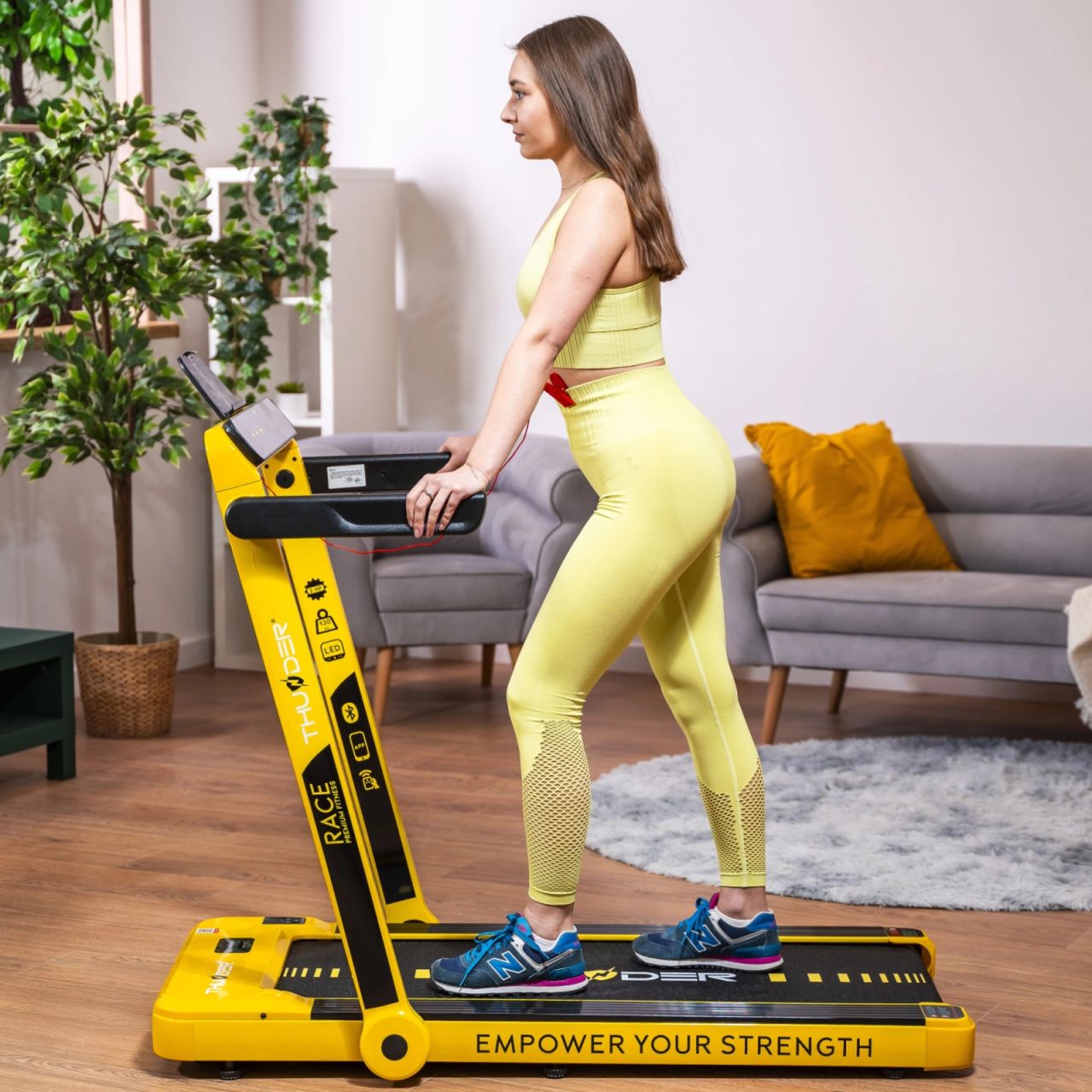 THUNDER - RACE - GOLD EDITION - KOMPAKT FUTÓPAD 14 KM/H VÉGSEBESSÉGGEL, 130 KG TESTSÚLYIG, ARANYSÁRGA-FEKETE THUNDER - RACE - GOLD EDITION - KOMPAKT FUTÓPAD 14 KM/H VÉGSEBESSÉGGEL, 130 KG TESTSÚLYIG, ARANYSÁRGA-FEKETE