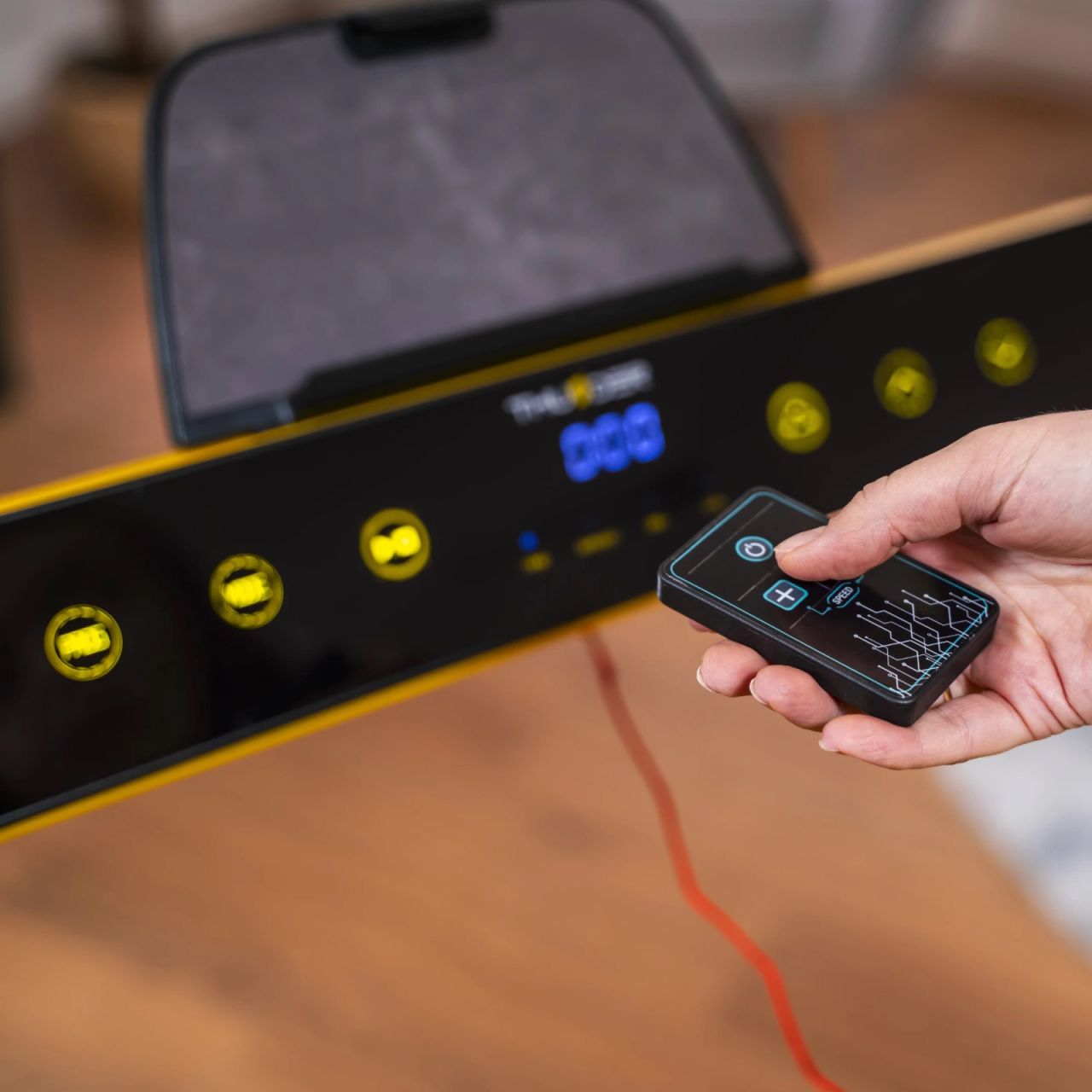 THUNDER - RACE - GOLD EDITION - KOMPAKT FUTÓPAD 14 KM/H VÉGSEBESSÉGGEL, 130 KG TESTSÚLYIG, ARANYSÁRGA-FEKETE THUNDER - RACE - GOLD EDITION - KOMPAKT FUTÓPAD 14 KM/H VÉGSEBESSÉGGEL, 130 KG TESTSÚLYIG, ARANYSÁRGA-FEKETE