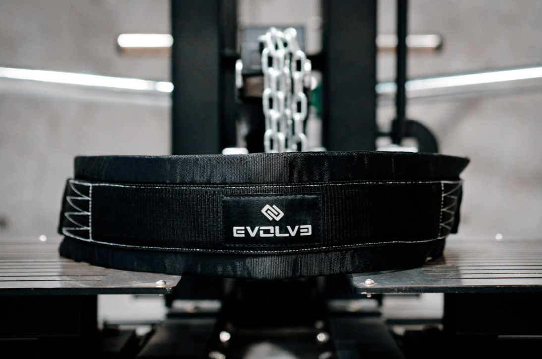 EVOLVE FITNESS - PLATED LOADED BELT SQUAT MACHINE - TÁRCSASÚLYOS GUGGOLÓ GÉP
