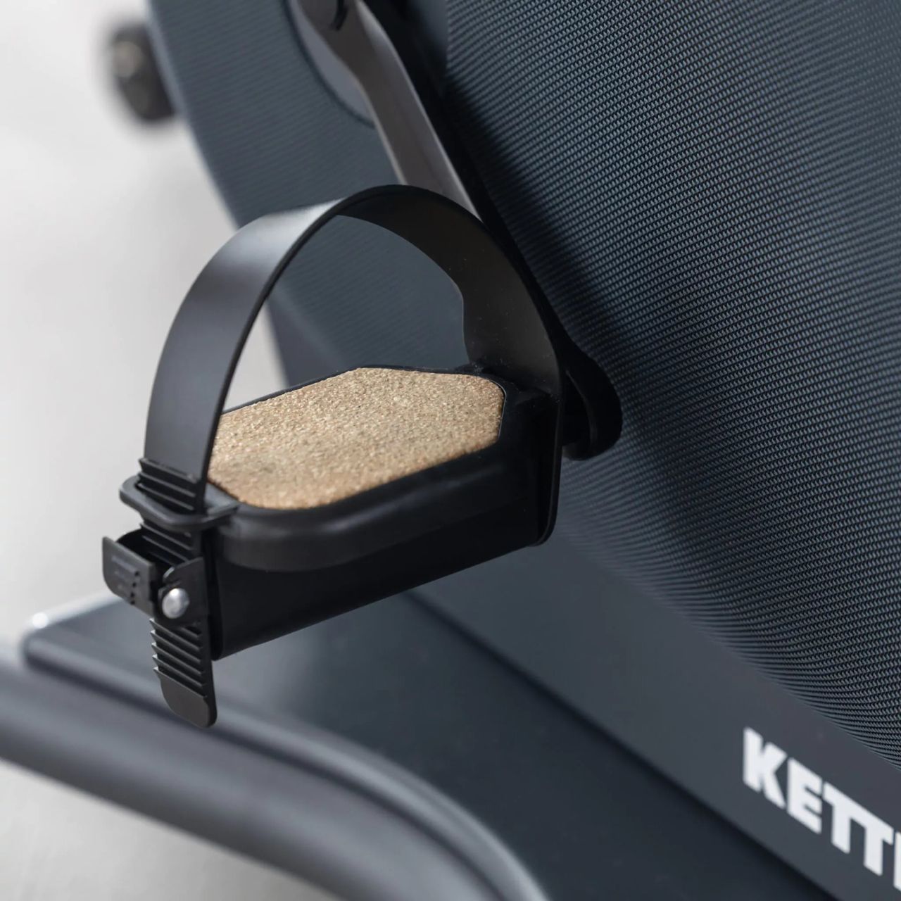 KETTLER - HOI TOUR ERGOMÉTER - 8 KG LENDKERÉK - 150 KG TERHELHETŐSÉG