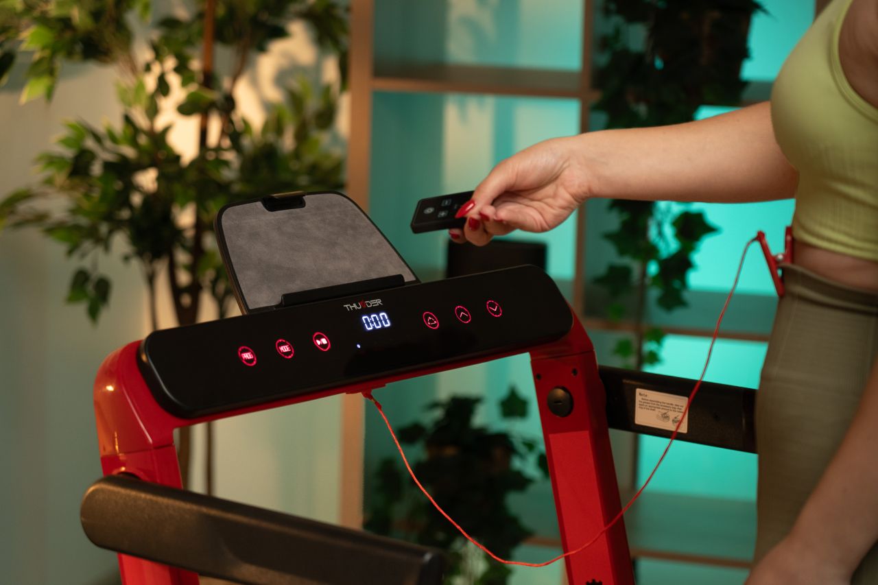THUNDER - RACE - RED EDITION - KOMPAKT FUTÓPAD 14 KM/H VÉGSEBESSÉGGEL - BEMUTATÓ DARAB