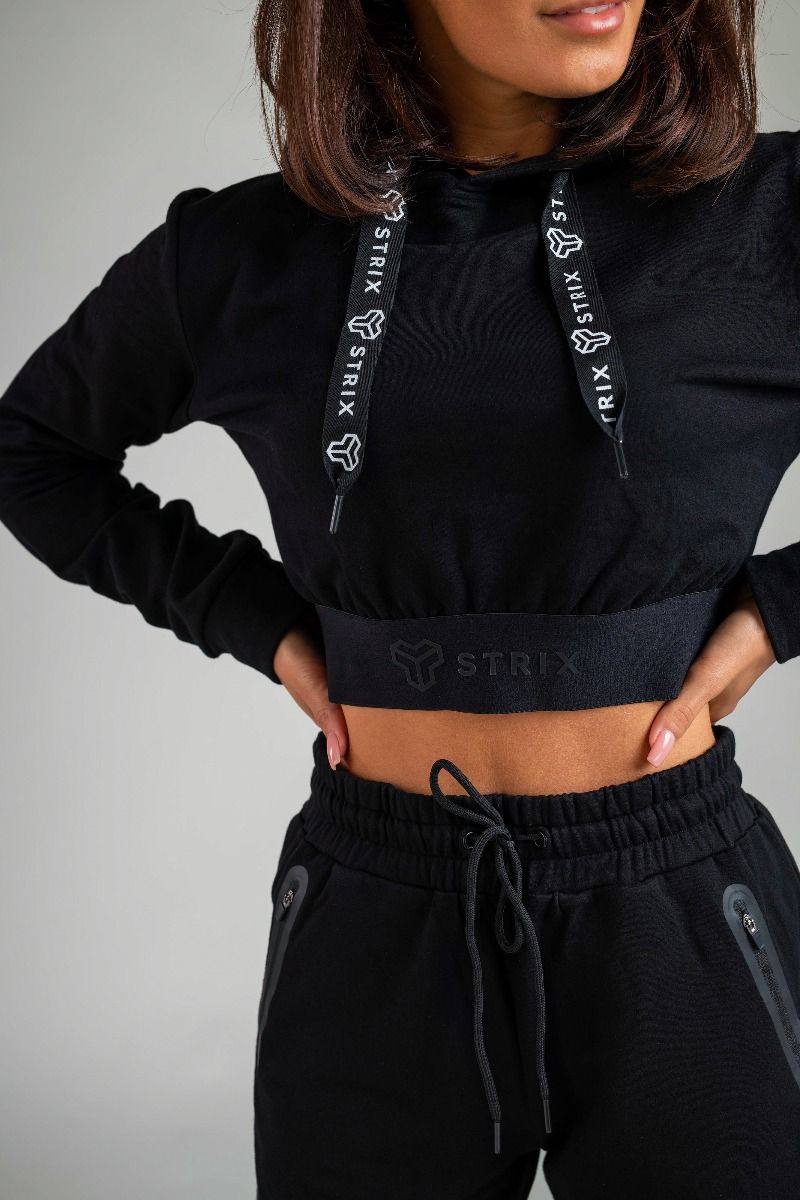 GYMBEAM - STRIX - ESSENTIAL CROPPED BLACK NŐI KAPUCNIS PULÓVER - FEKETE