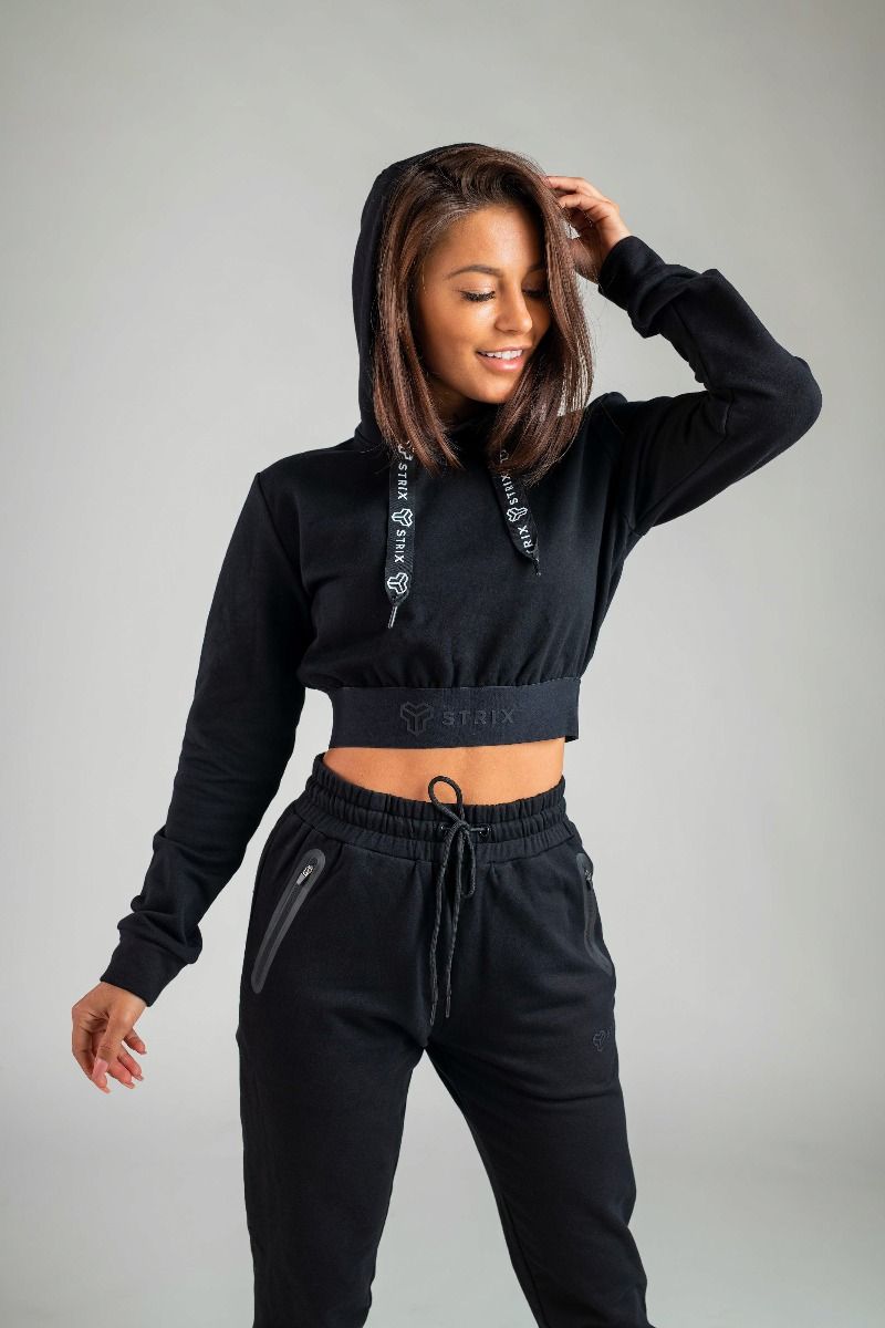 GYMBEAM - STRIX - ESSENTIAL CROPPED BLACK NŐI KAPUCNIS PULÓVER - FEKETE