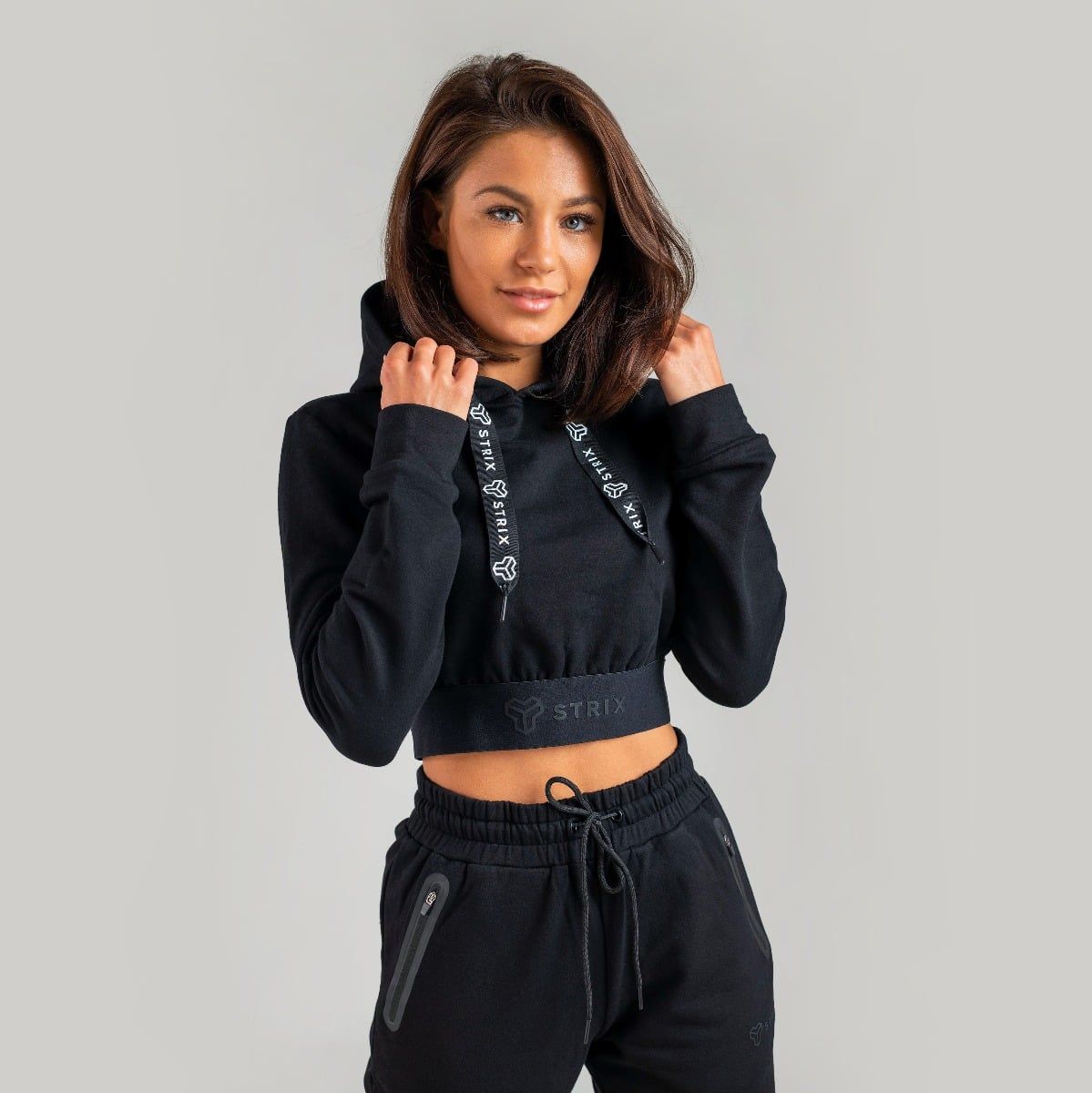 GYMBEAM - STRIX - ESSENTIAL CROPPED BLACK NŐI KAPUCNIS PULÓVER - FEKETE