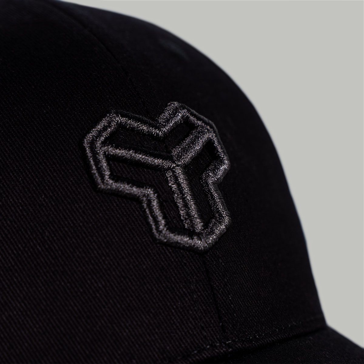 GYMBEAM - STRIX - FÉRFI ASTER BLACK BASEBALL SAPKA - FEKETE GYMBEAM - STRIX - FÉRFI ASTER BLACK BASEBALL SAPKA - FEKETE
