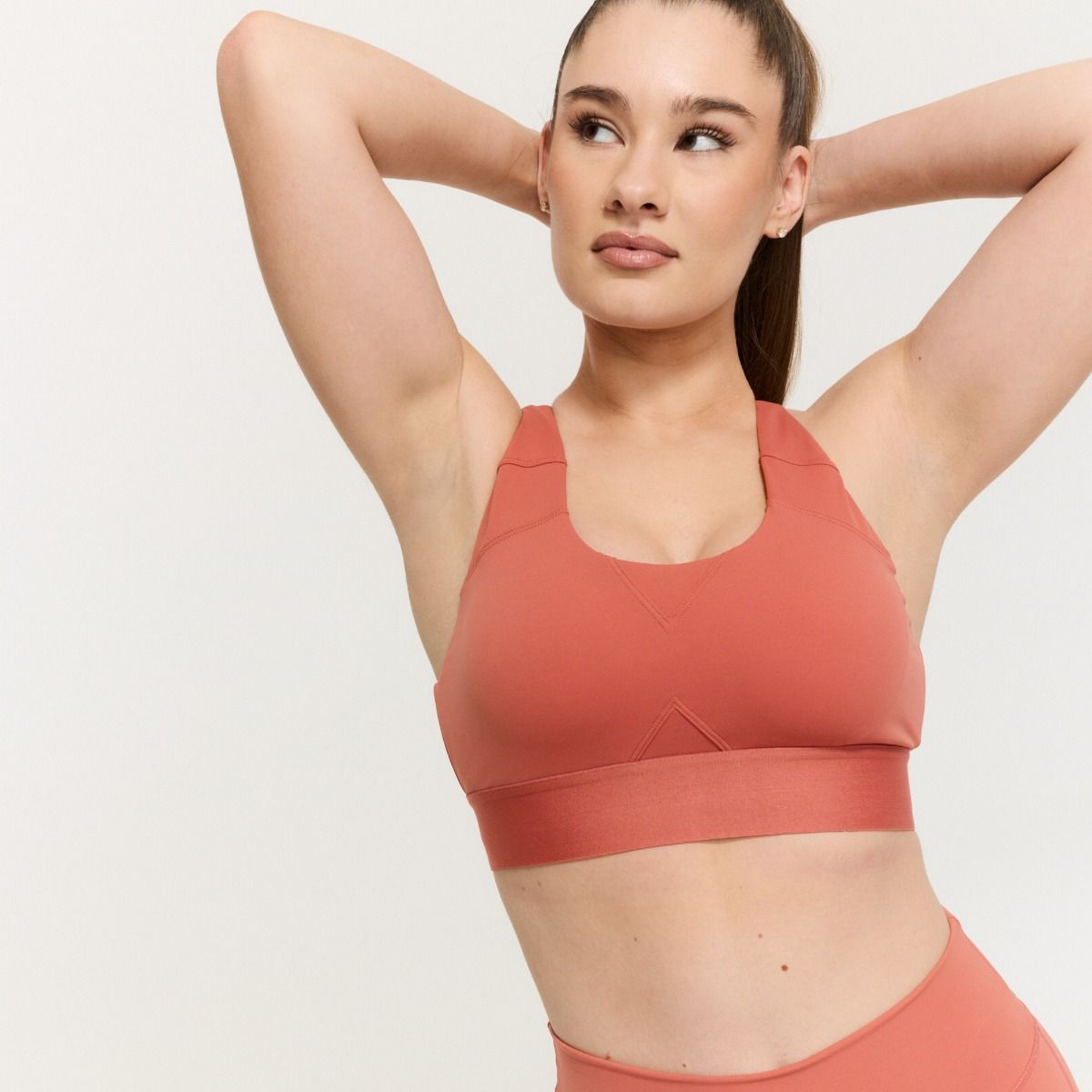 GYMBEAM - NŐI LIMITLESS SPORTMELLTARTÓ CINNAMON - NARANCSSÁRGA